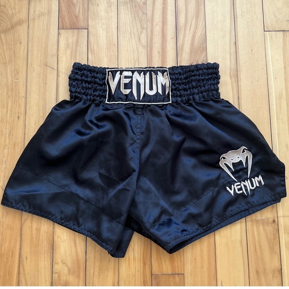 Venum Shorts Mens Medium Muay Thai Kickboxing Black Satin MMA Training Gear